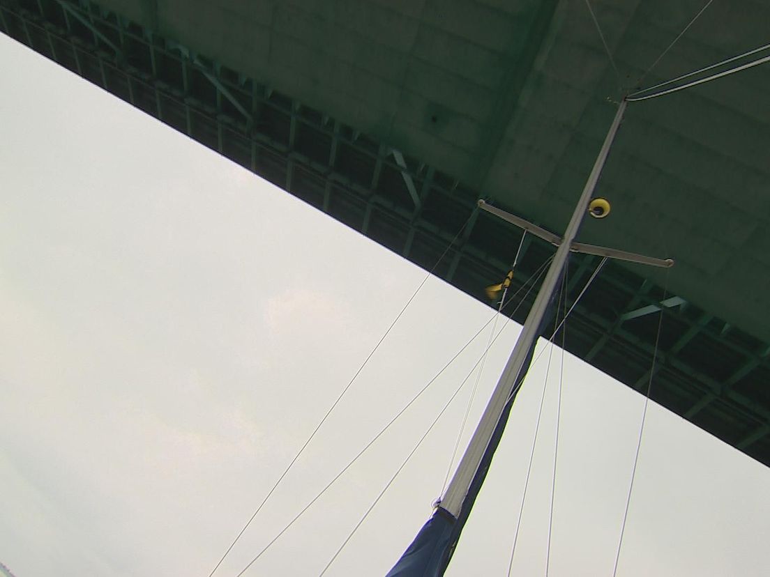 Het is kantje boord voor schepen die rond de 13 meter hoog zijn. Afhankelijk van de waterstand kunnen ze net onder de Haringvlietbrug door.