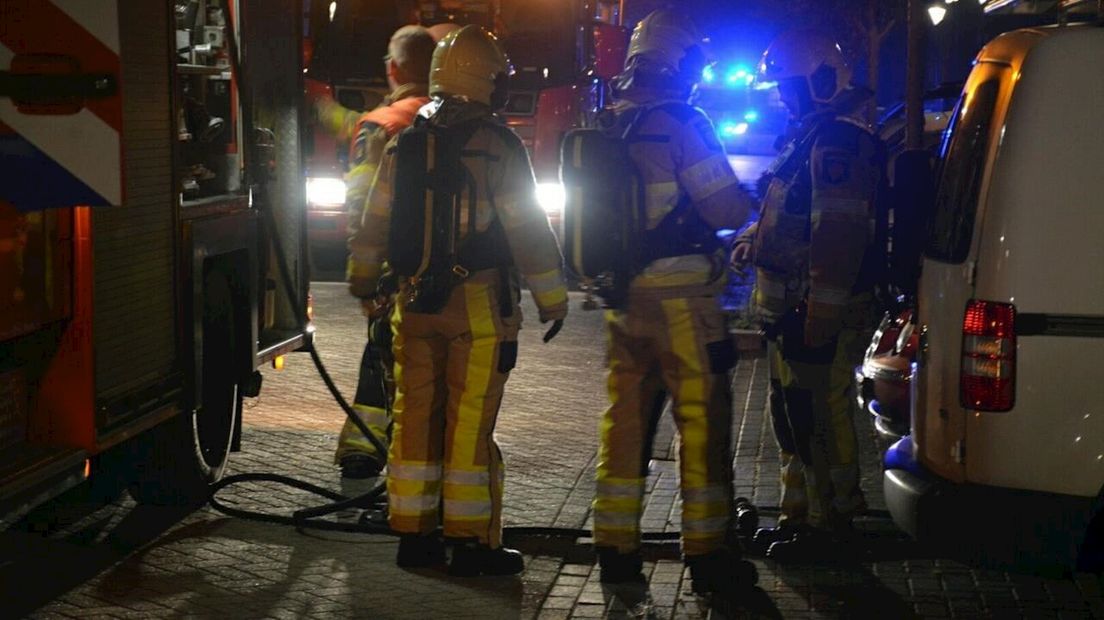 Brandweer in actie bij woningbrand Deventer