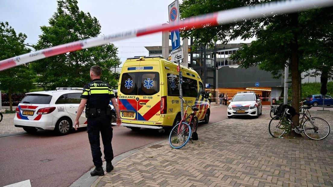De steekpartij werd gemeld aan de Sonsbeeksingel, bij station Velperpoort.