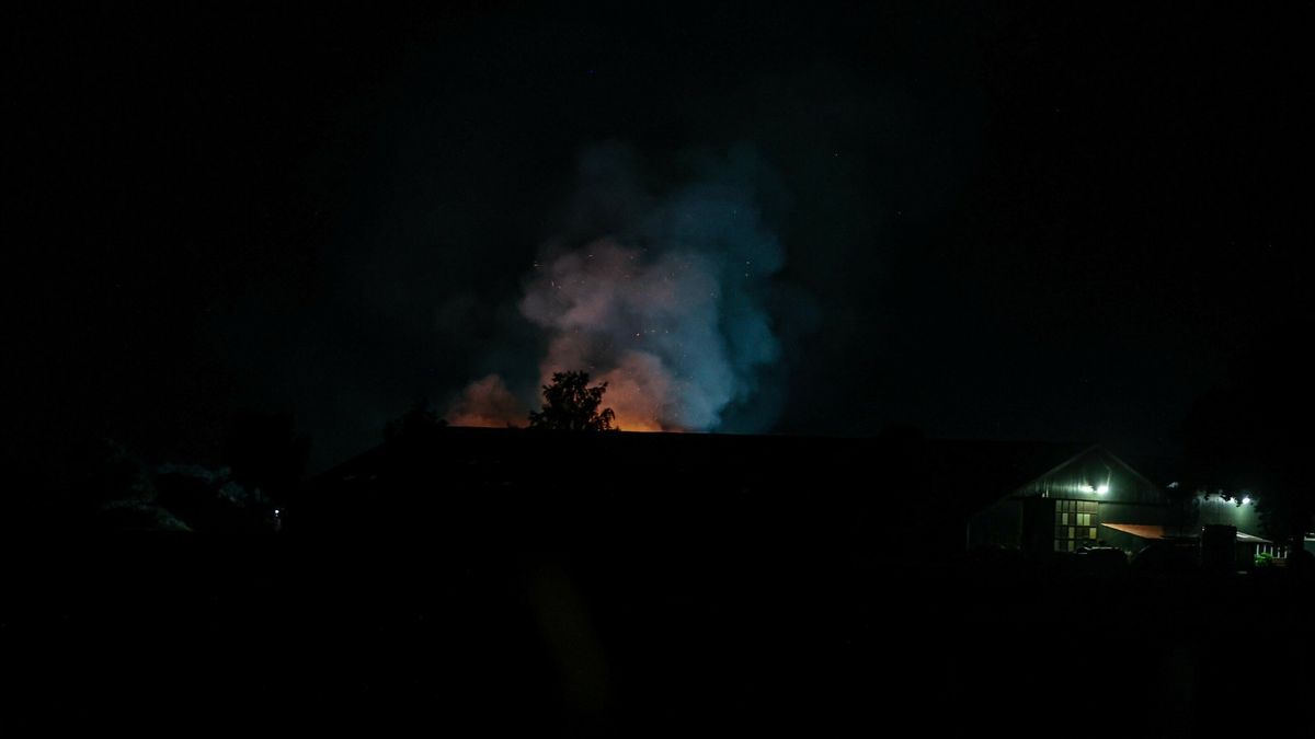 Kinderen op schoolkamp schrikken van grote brand op terrein van kampeerboerderij in Oudemirdum