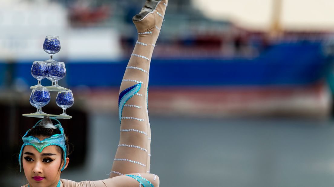 Acrobaten China National Acrobatic Troupe oefenen op Scheveningen 