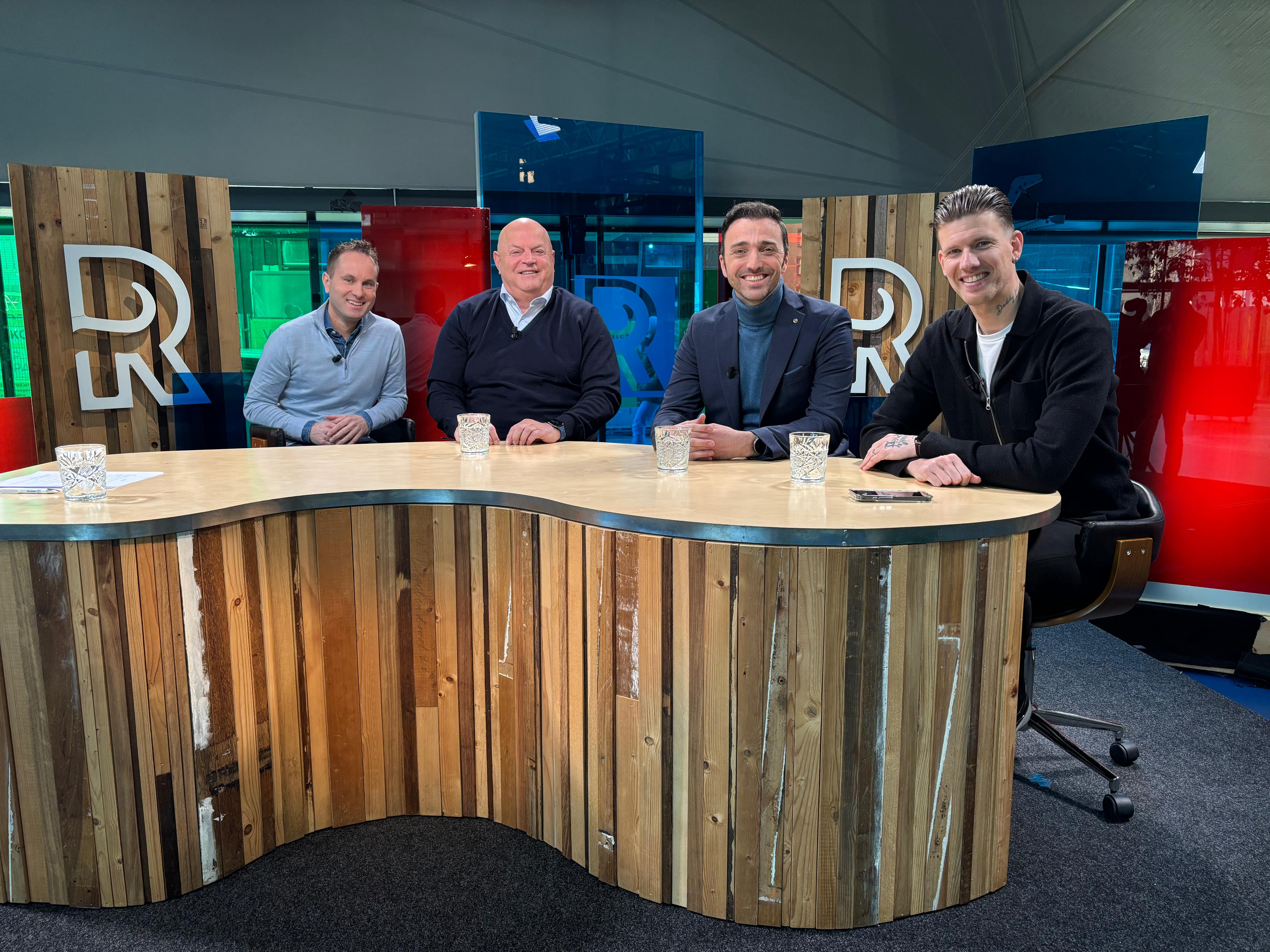 De tafel van FC Rijnmond, met Bart Nolles, Bas van Noortwijk, Dennis Kranenburg en Michiel Kramer