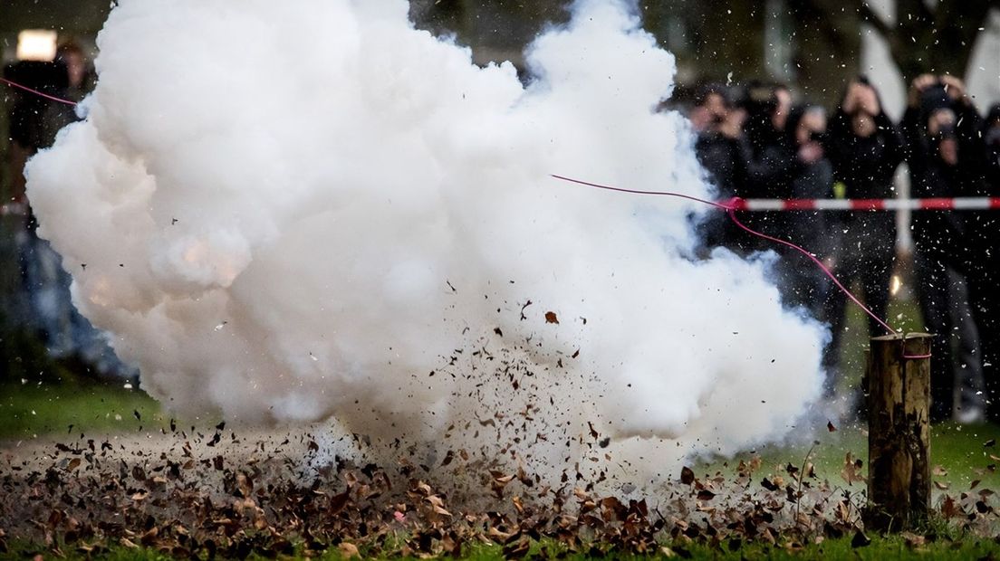 Voor de ogen van het publiek wordt illegaal vuurwerk - een cobra 6 - afgestoken.