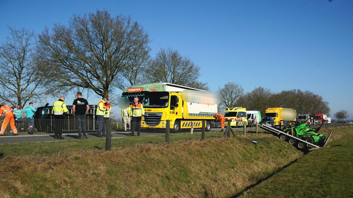 Busje verliest aanhanger, N48 tussen Hoogeveen en Hasselt afgesloten
