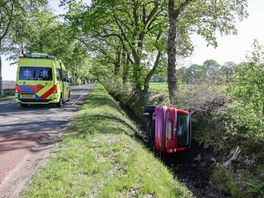 Auto belandt in greppel bij Eelde