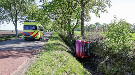 Auto belandt in greppel bij Eelde Nieuws