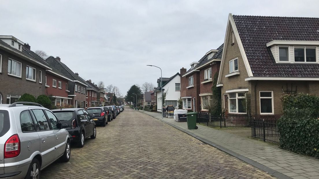 In de Alteveerstraat staat het nu al vol met vergunninghouders, ze willen er geen betaald parkeerders bij (Rechten: RTV Drenthe / Margriet Benak)