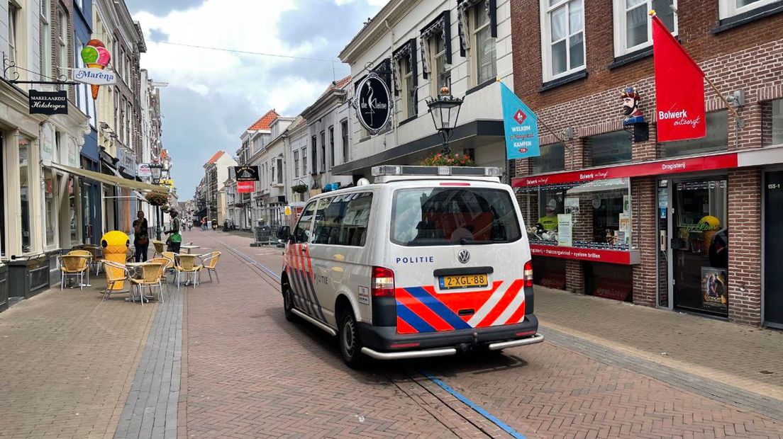 De politie zoekt in het centrum van Kampen naar de verwarde man