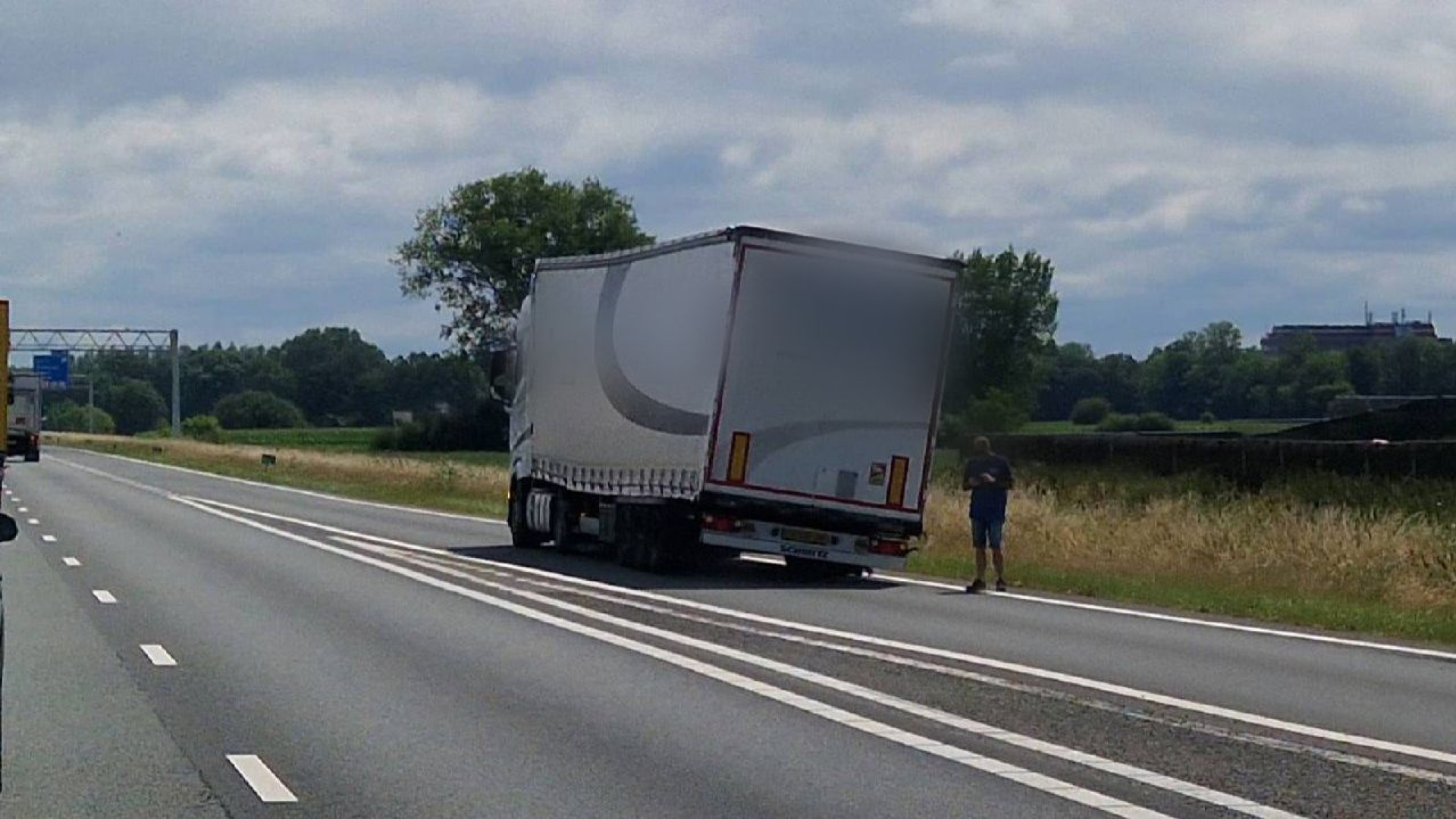 Megafile door klapband en kettingbotsing met 9 autos.