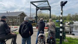 Storing aan Nijveensterbrug komt door kapotte slagboom: 'Vrijdag wordt hij weer bediend'