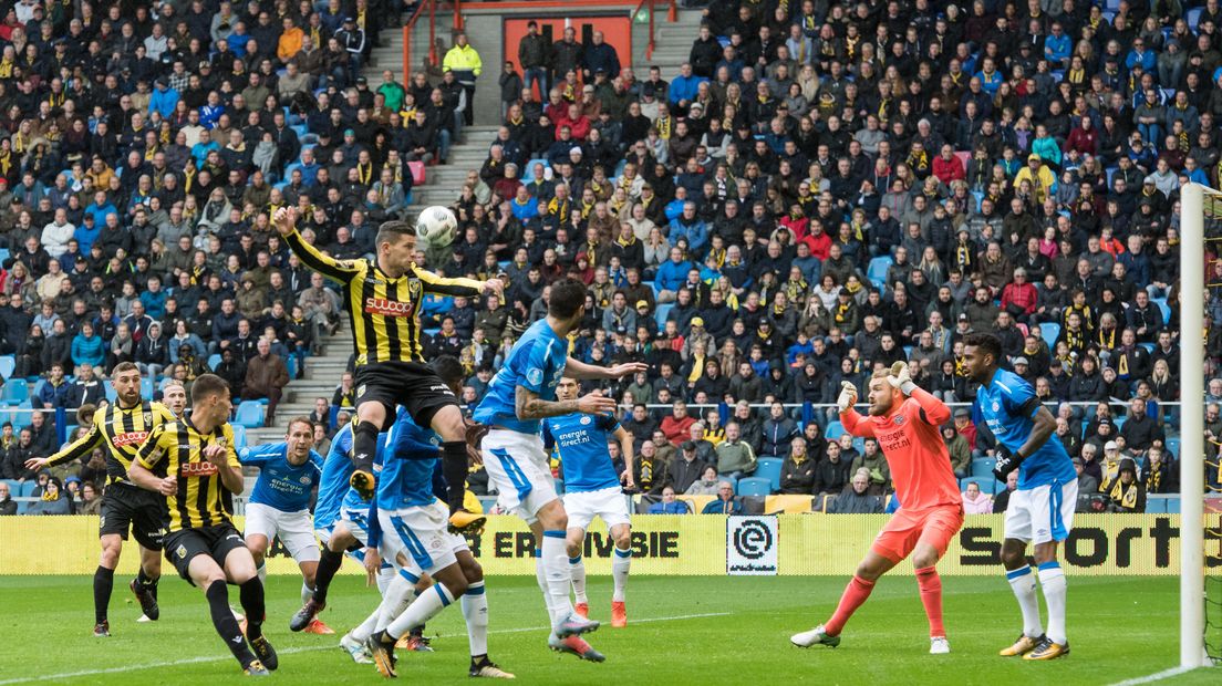 Vitesse heeft zondagmiddag niet de spanning in de eredivisie terug kunnen brengen. De topper tegen PSV ging met 2-4 verloren, er was veel strijd, maar mede door twee fouten van Vitesse-doelman Remko Pasveer kon Vitesse de wedstrijd niet tot een goed einde brengen.