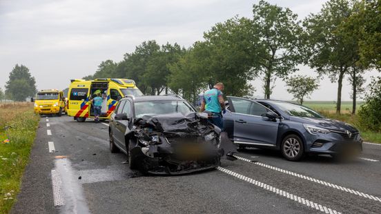 Twee gewonden bij hevige kop-staartbotsing in Dalmsholte. Twee gewonden bij hevige kop-staartbotsing in Dalmsholte.