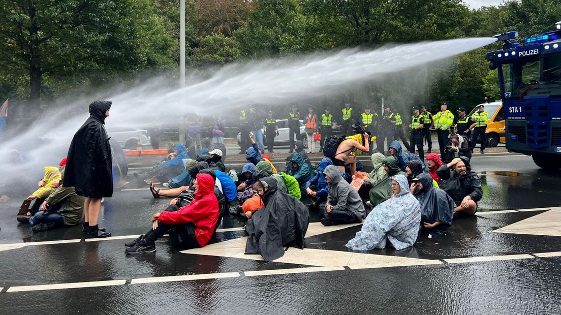 Het waterkanon is ook bij de twaalfde blokkade ingezet