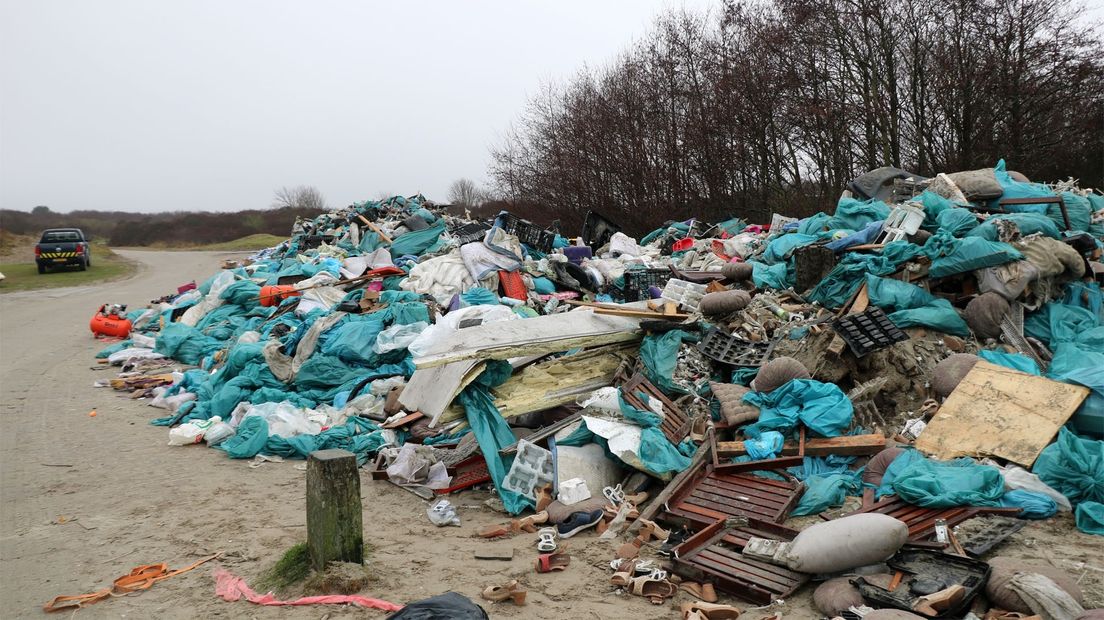 Een bult met aangespoelde goederen in Schiermonnikoog