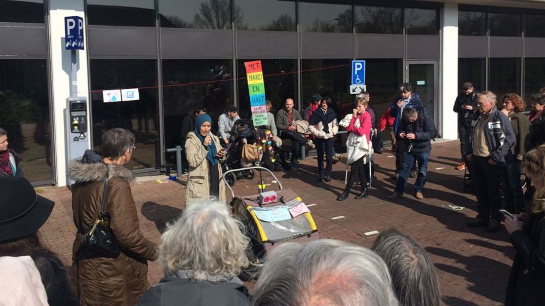 In Ede demonstreerden tientallen mensen zaterdag tegen haat en angst en voor respect en verdraagzaamheid. Op het Raadhuisplein waren enkele toespraken. Rond 14.00 uur begon een 'vrolijke wandeling' door het centrum van Ede, met muziek en sprekers.