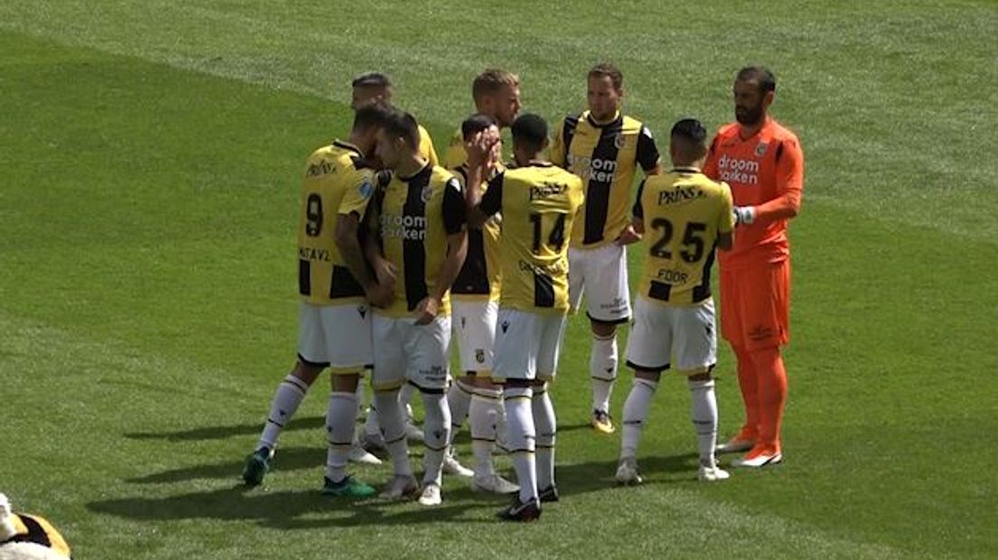 Vitesse heeft de eerste wedstrijd van het seizoen overtuigend gewonnen. In de eigen GelreDome werd FC Groningen met 5-1 verslagen, mede door een uitblinkende Roy Beerens. Daardoor was de Arnhemse ploeg even koploper in de eredivisie, maar na de 5-0 winst van AZ op NAC zijn ze die positie kwijt.