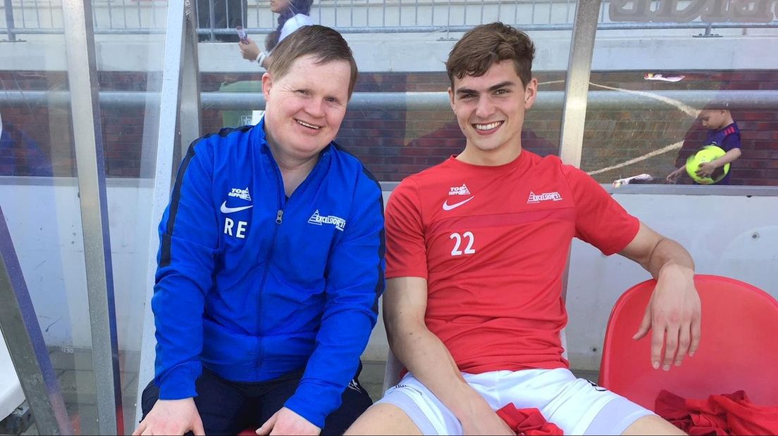 Ryan Eertink (links) samen met excelsior '31 speler Jurriaan Seppenwoolde