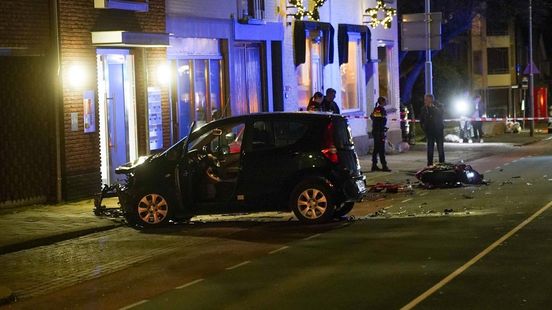 Motorrijder ernstig gewond na frontale botsing met auto. Motorrijder ernstig gewond na frontale botsing met auto.