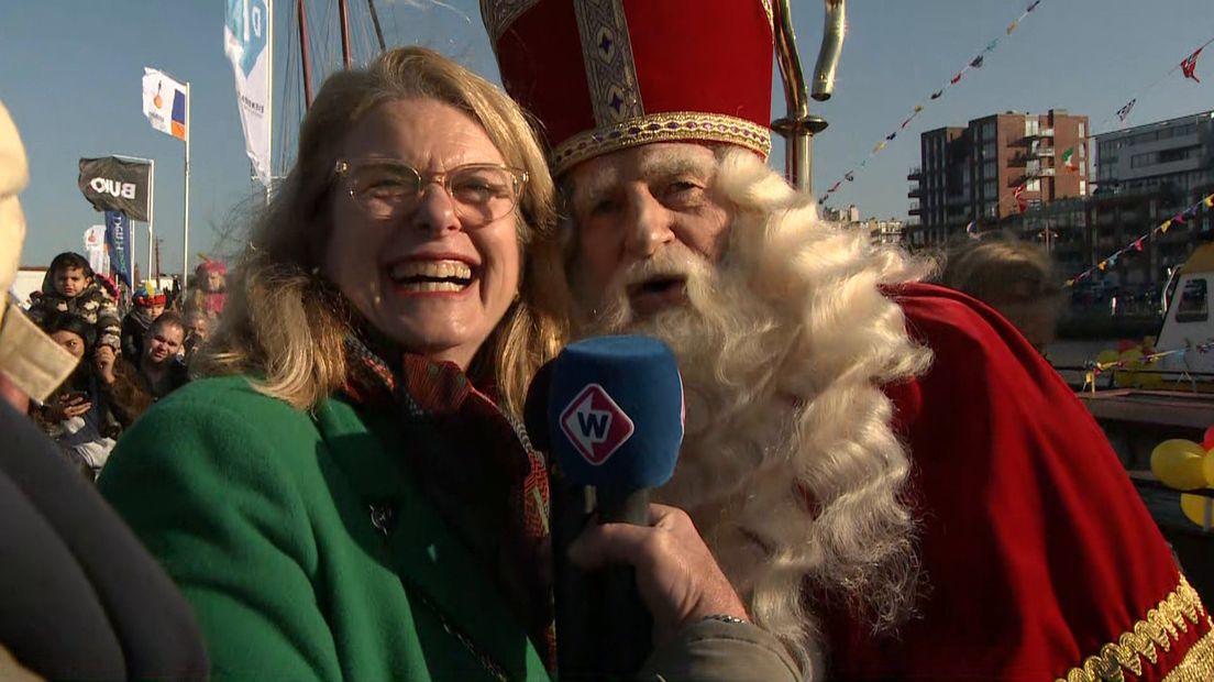 Burgemeester Krikke ontvangt Sinterklaas in Scheveningen