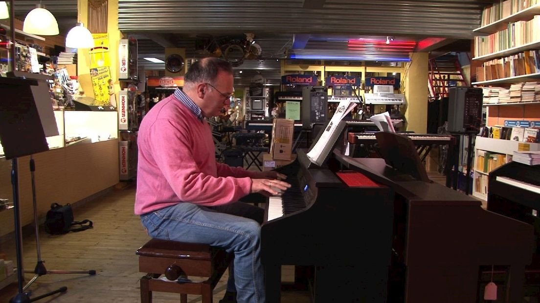 Hans Meibergen in zijn muziekwinkel