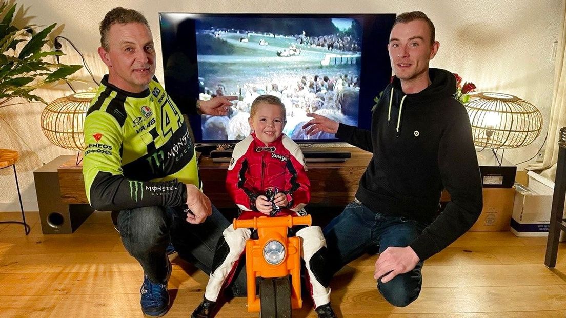 Drie generaties De Haan genieten van TT beelden van 1975