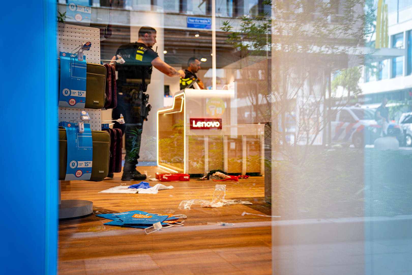 De politie doet onderzoek in de winkel, op de vloer liggen spullen van hulpverleners.