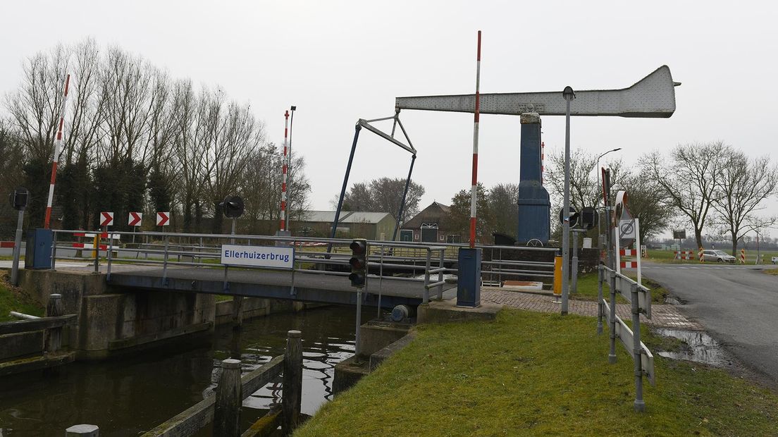 De karakteristieke Ellerhuizerbrug over het Boterdiep