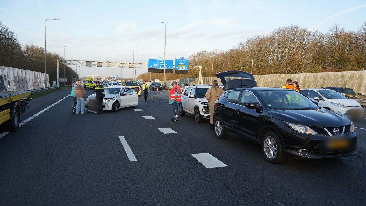 112 Nieuws: Kettingbotsing op A28 Ommen/Zwolle-Zuid, fikse vertraging | Ongeluk op N35