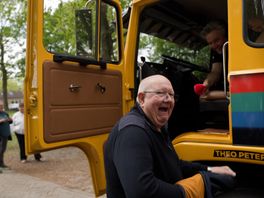 Gele vrachtwagen rijdt het leven Henk Wijngaard weer in