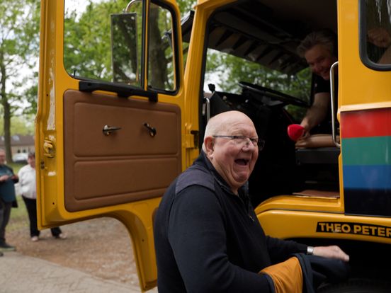 Gele vrachtwagen rijdt het leven Henk Wijngaard weer in