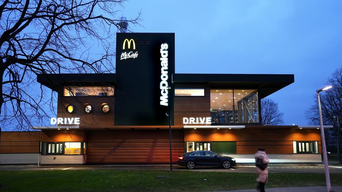 Een McDonald's met drive-in ter illustratie.