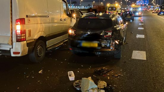 Ongeluk met zes voertuigen op snelweg. Ongeluk met zes voertuigen op snelweg.