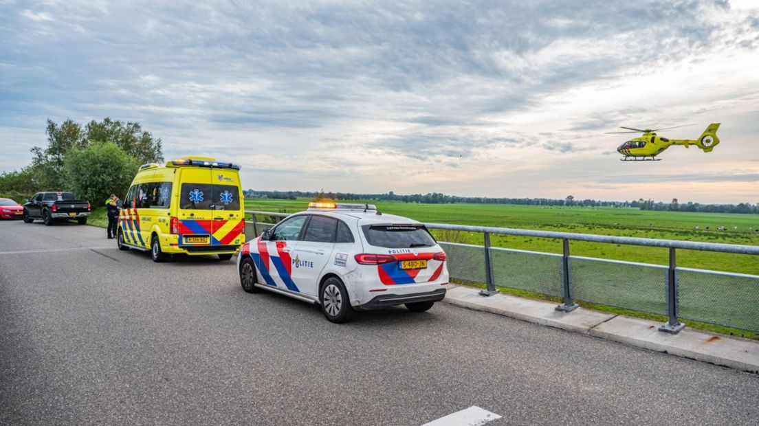Politie, ambulance en traumahelikopter in Lutjegast