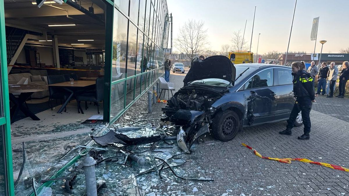 Automobilist rijdt dwars door gevel van meubelzaak in Steenwijk