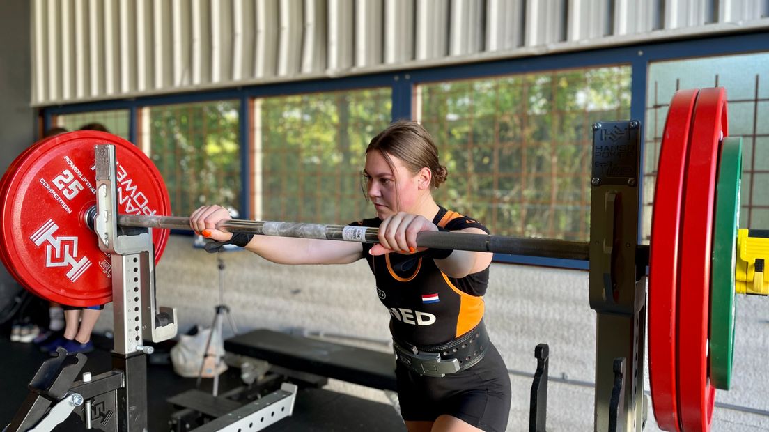 Romy van Vianen tijdens haar training voor het WK powerliften