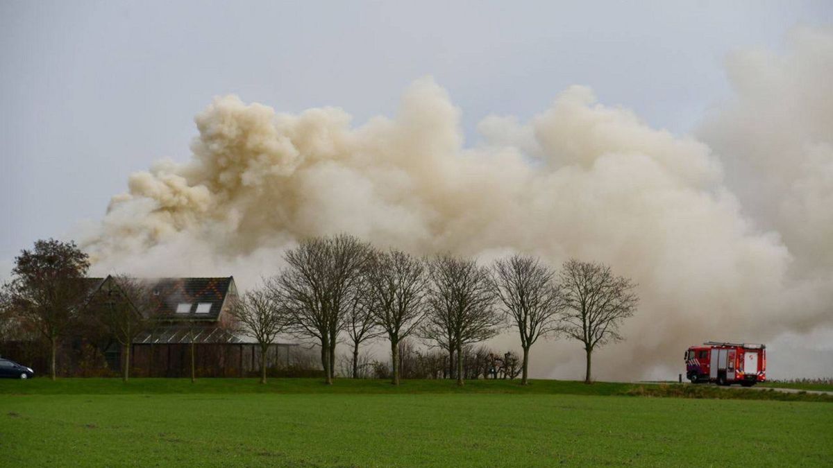 Grote uitslaande brand in woning in Wijnaldum onder controle