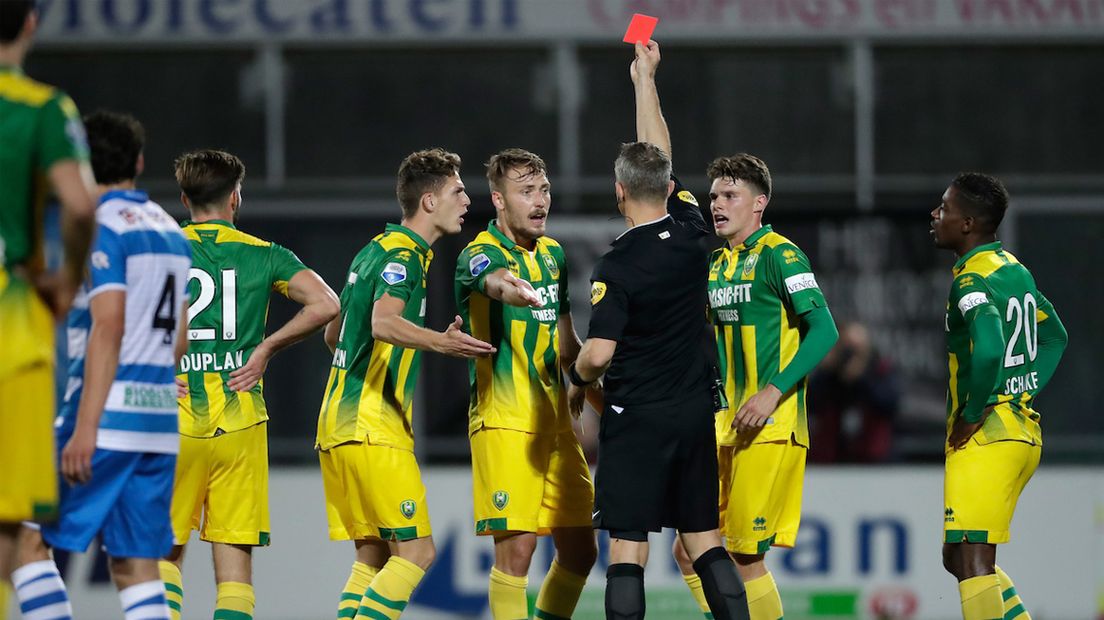 ADO-speler Tom Trybull krijgt zijn tweede gele kaart van de avond, dus rood 