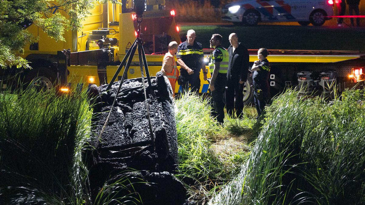 Visser vindt auto die al jaren in Kûkhernster Feart lag | Vier mensen naar het ziekenhuis na aanrijd
