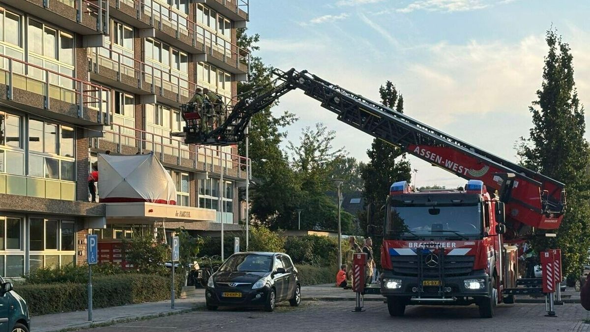 Gewonde na val van balkon flat in Assen