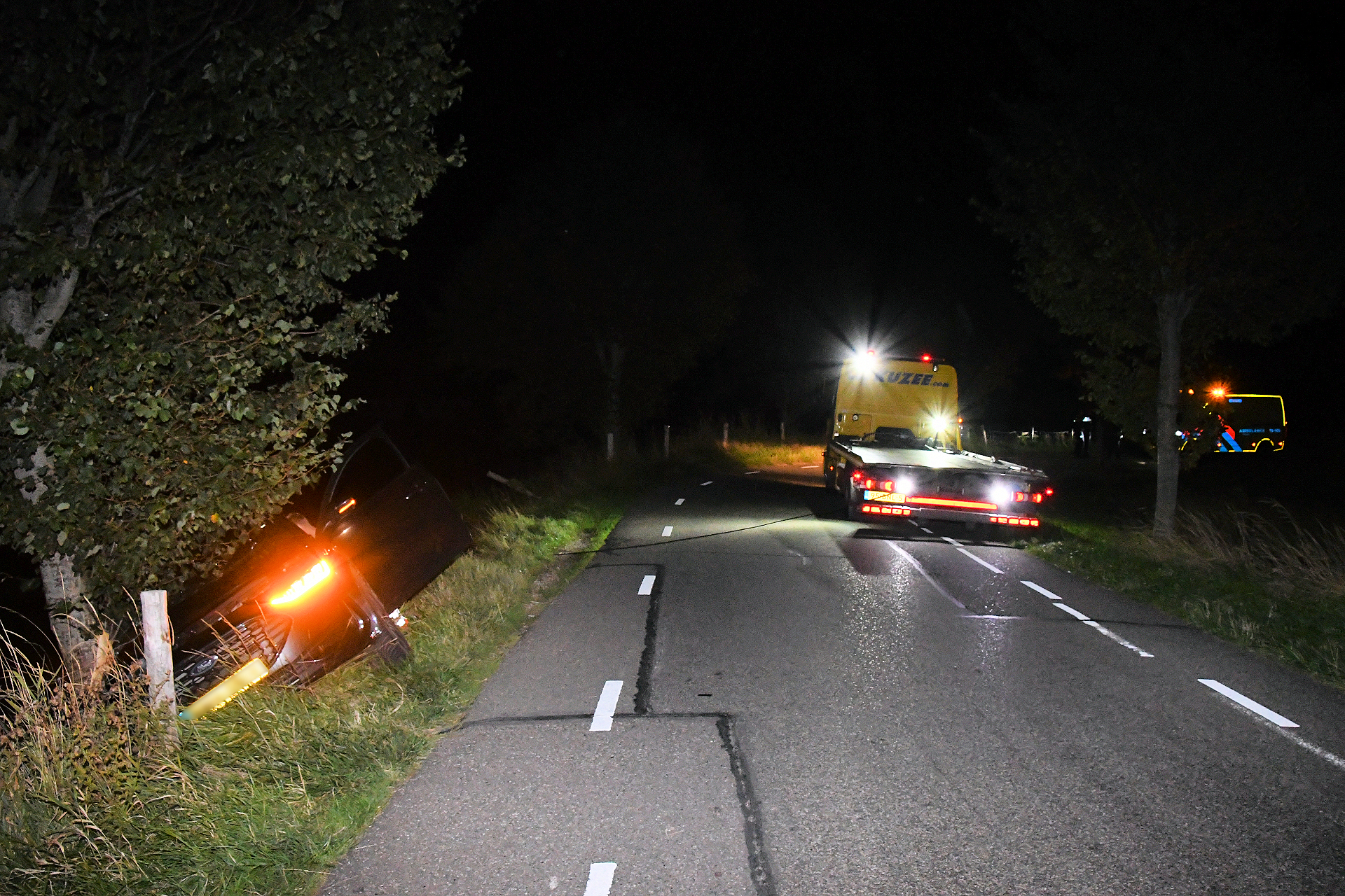 Auto vliegt uit de bocht bij Kattendijke, drie mensen gewond