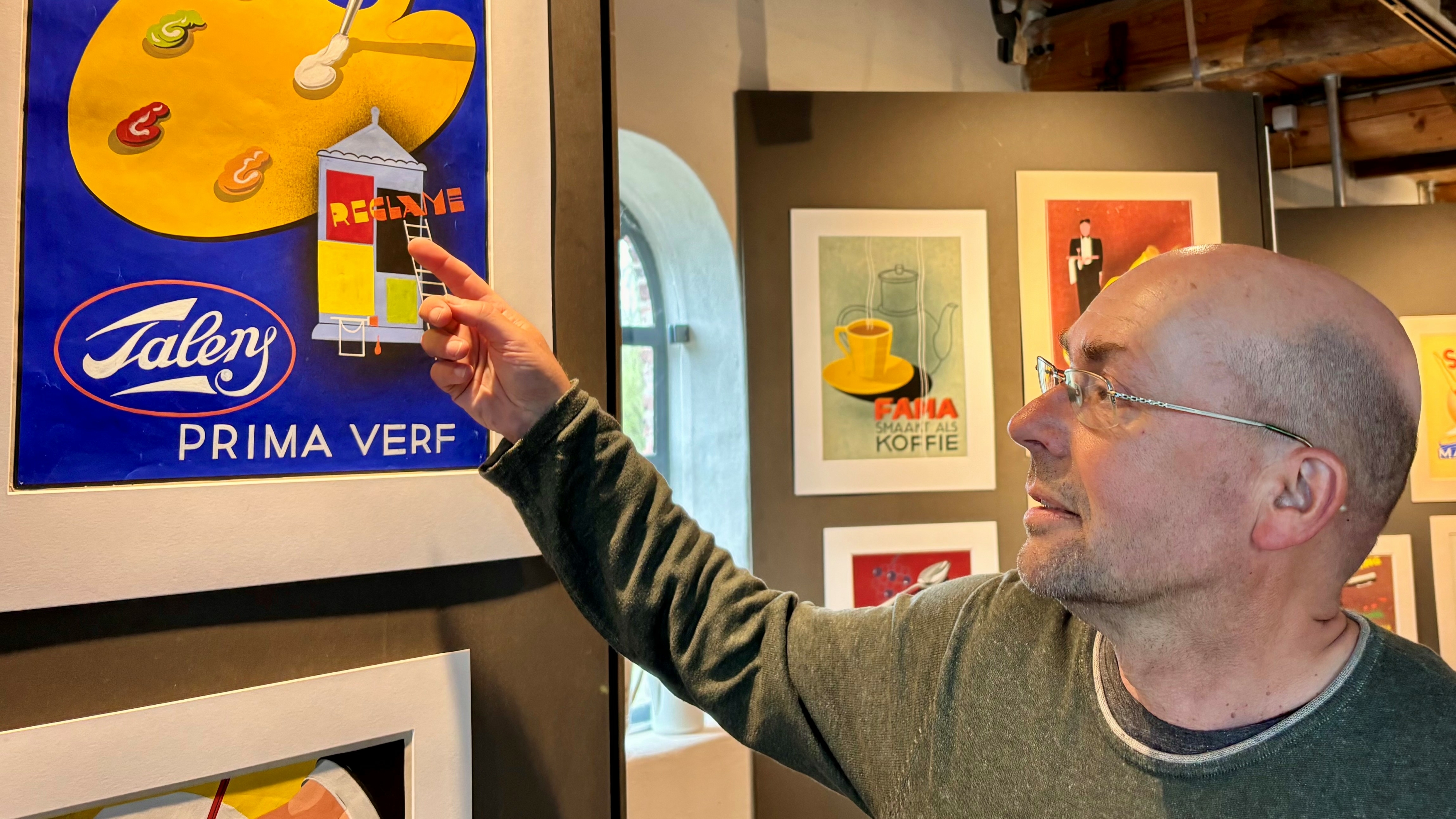Grafikus en foarmjouwer Klaas van der Meulen wiist op in detail fan in reklameposter