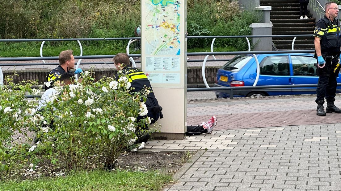 Agenten ontfermen zich over het slachtoffer