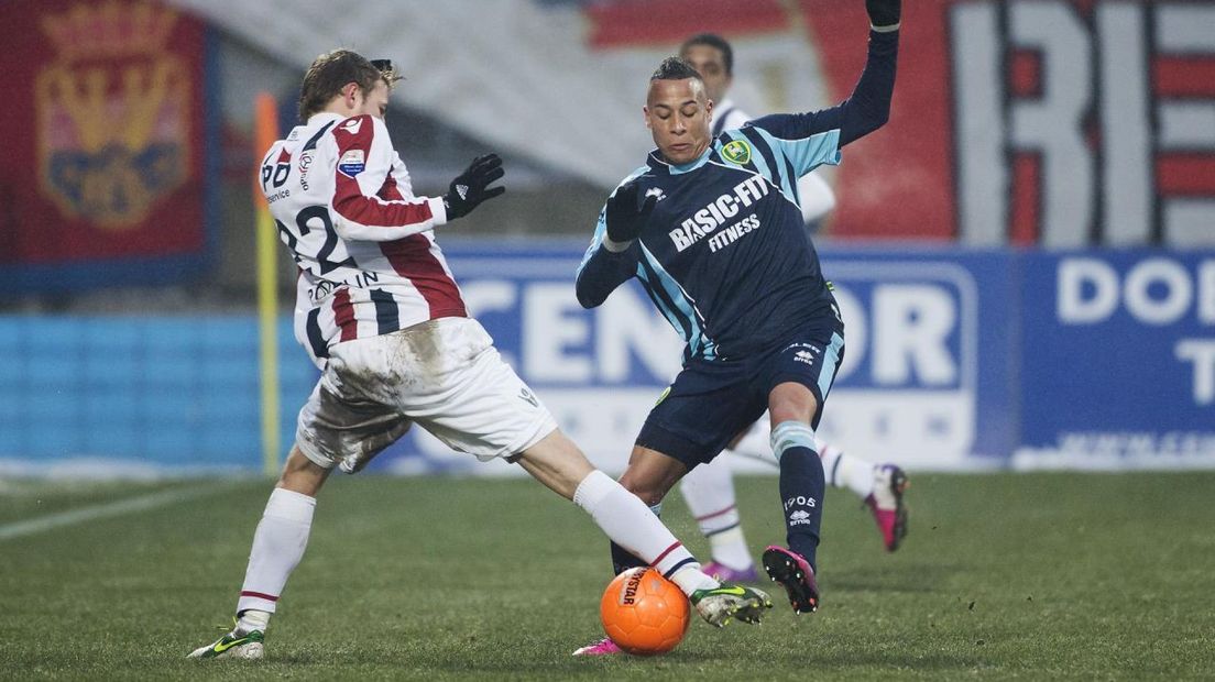ADO-speler Tjaronn Chery (r) aan de bal