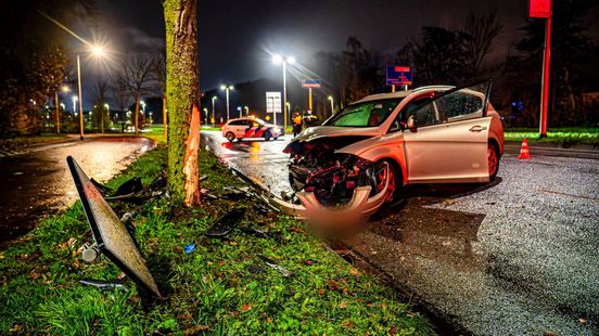 Auto ramt verkeersbord en komt tot stilstand tegen boom
