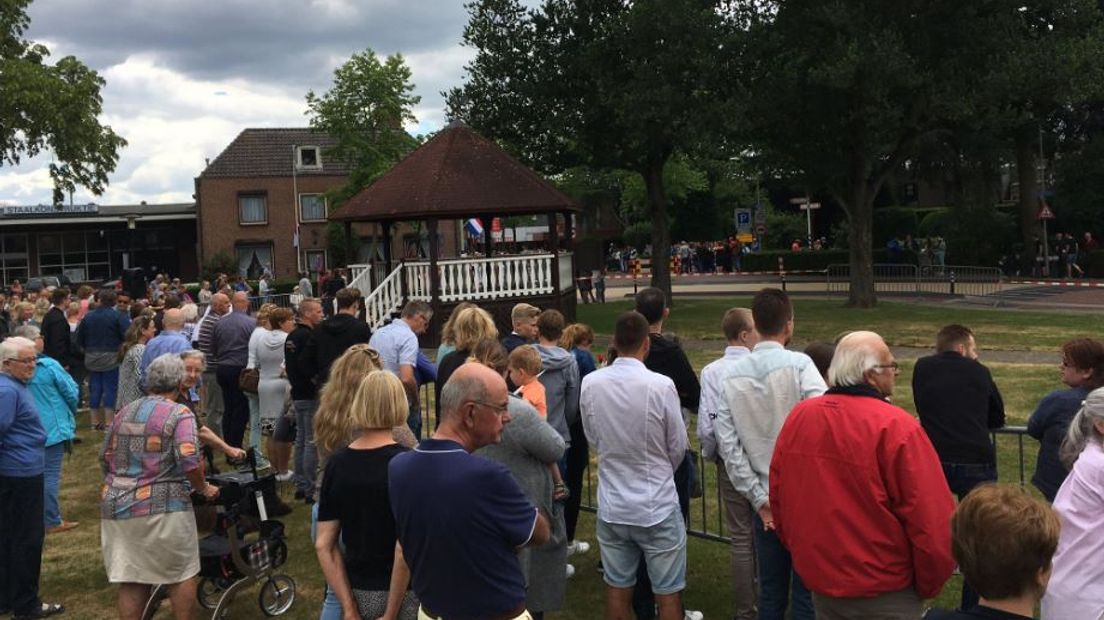 Hoevelaken stond vandaag stil bij de uitvaart van Romy. De rouwstoet ging door het dorp waar honderden mensen langs de route stonden. De familie heeft in een verklaring laten weten dat ze geraakt zijn door alle steunbetuigingen.