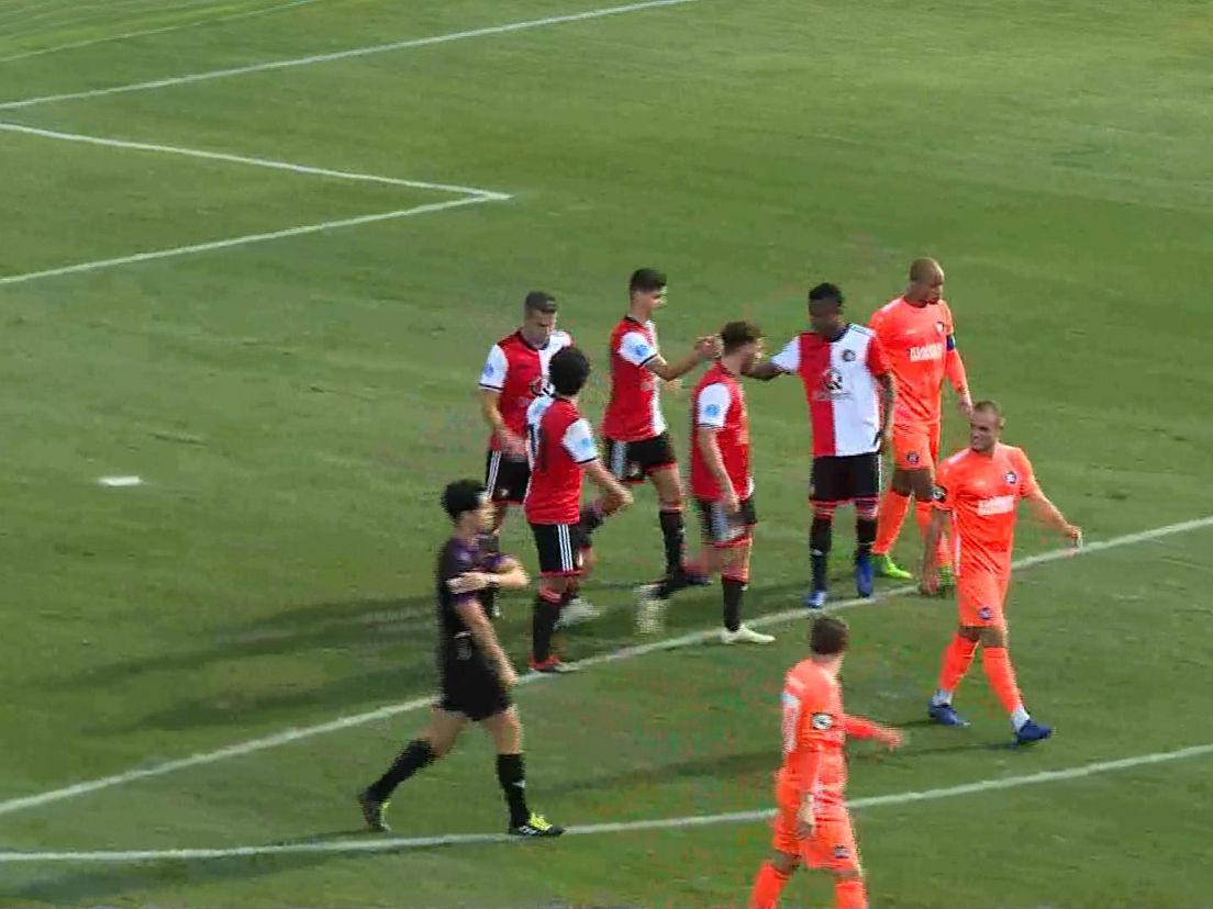 Feyenoord viert een treffer tegen Karlsruher SC