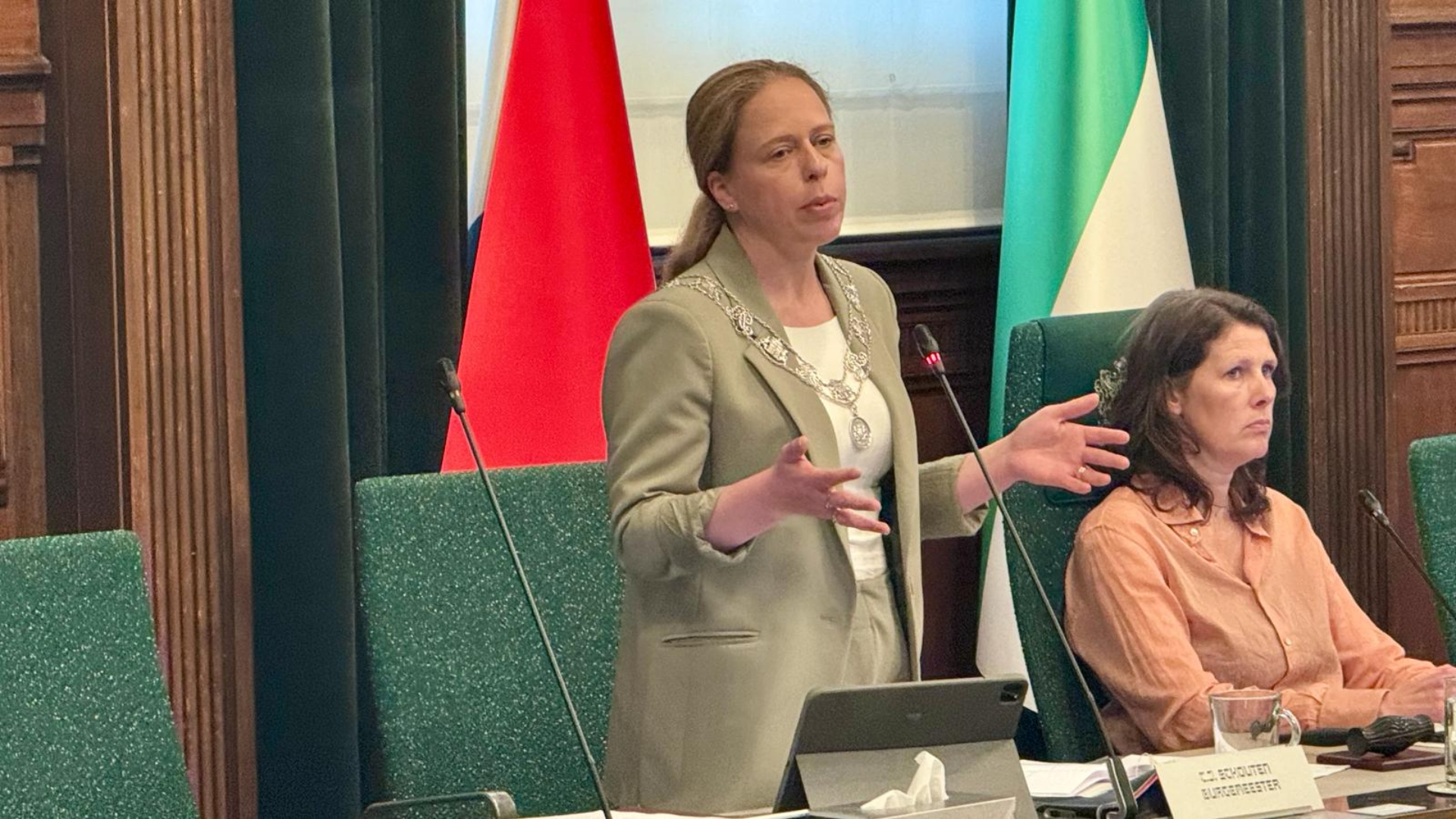 Burgemeester Carola Schouten tijdens het debat over de spoorblokkades in de haven