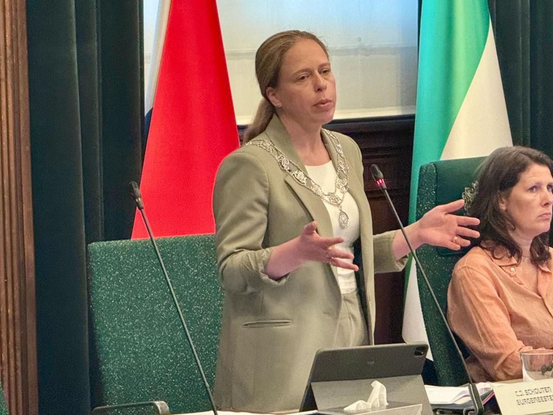 Burgemeester Carola Schouten tijdens het debat over de spoorblokkades in de haven