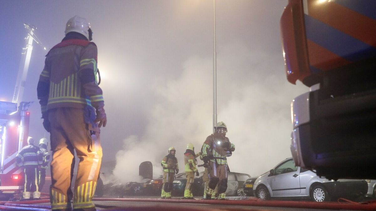 Brand bij autorecyclebedrijf in Leeuwarden is uit: twintig auto's en gebouw beschadigd