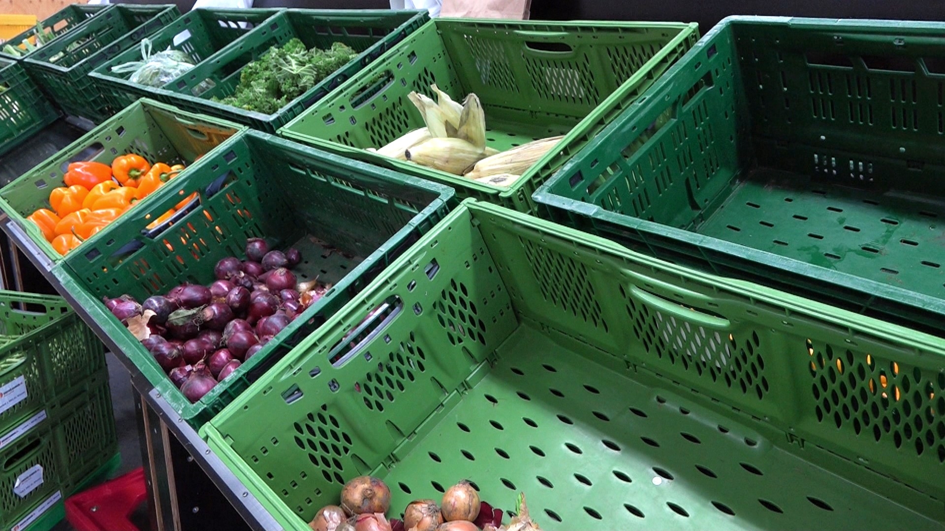 Voedselbank in Groningen ziet aantal klanten stijgen: 'We kopen voor 15.000 euro per maand groente en fruit'
